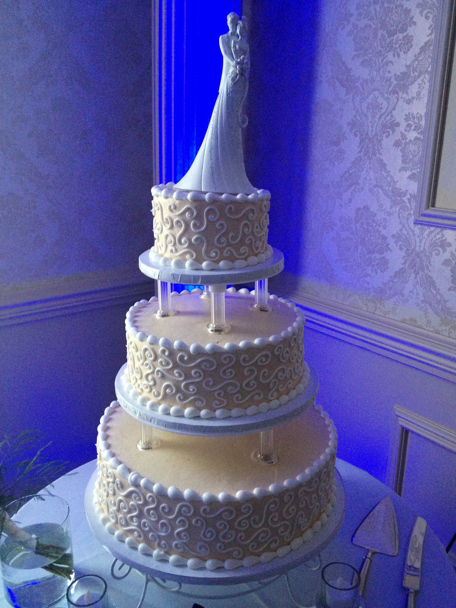 wedding cake with uplights