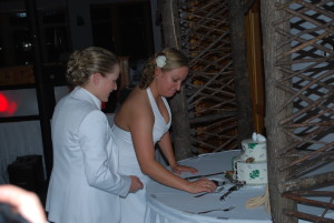 Wedding Cake Cutting Pictures