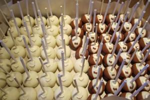 wedding-cakepops on tray